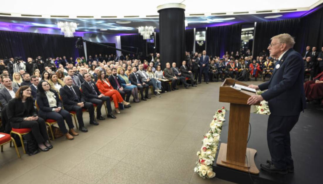 Ambasador Vilijam Voker prilikom uručivanja priznanja počasnog doktora univerziteta Hadži Zeka.