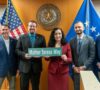 Teksas: Osmani poklanja kosovsku zastavu gradonačelniku američkog gradića, i svečano nazvana ulica sa imenom Majke Tereze